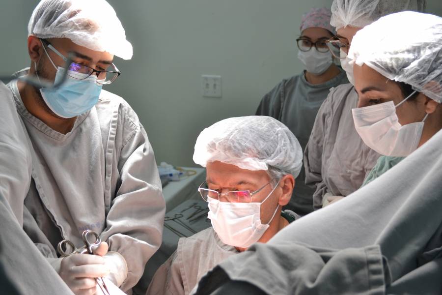  Legenda: Em cirurgia junto com os médicos residentes, o ginecologista Dr. Cloves Borges Correia. Ele será o responsável  por realizar as  cirurgias videolaparoscopias ginecológicas no Hospital 