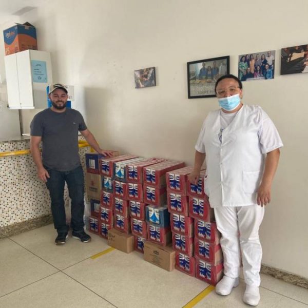 Humberto Bergamin, da cidade de Ibitiúra, entrega a doação de 450 litros de leite para a enfermeira Aline, do Cacon
